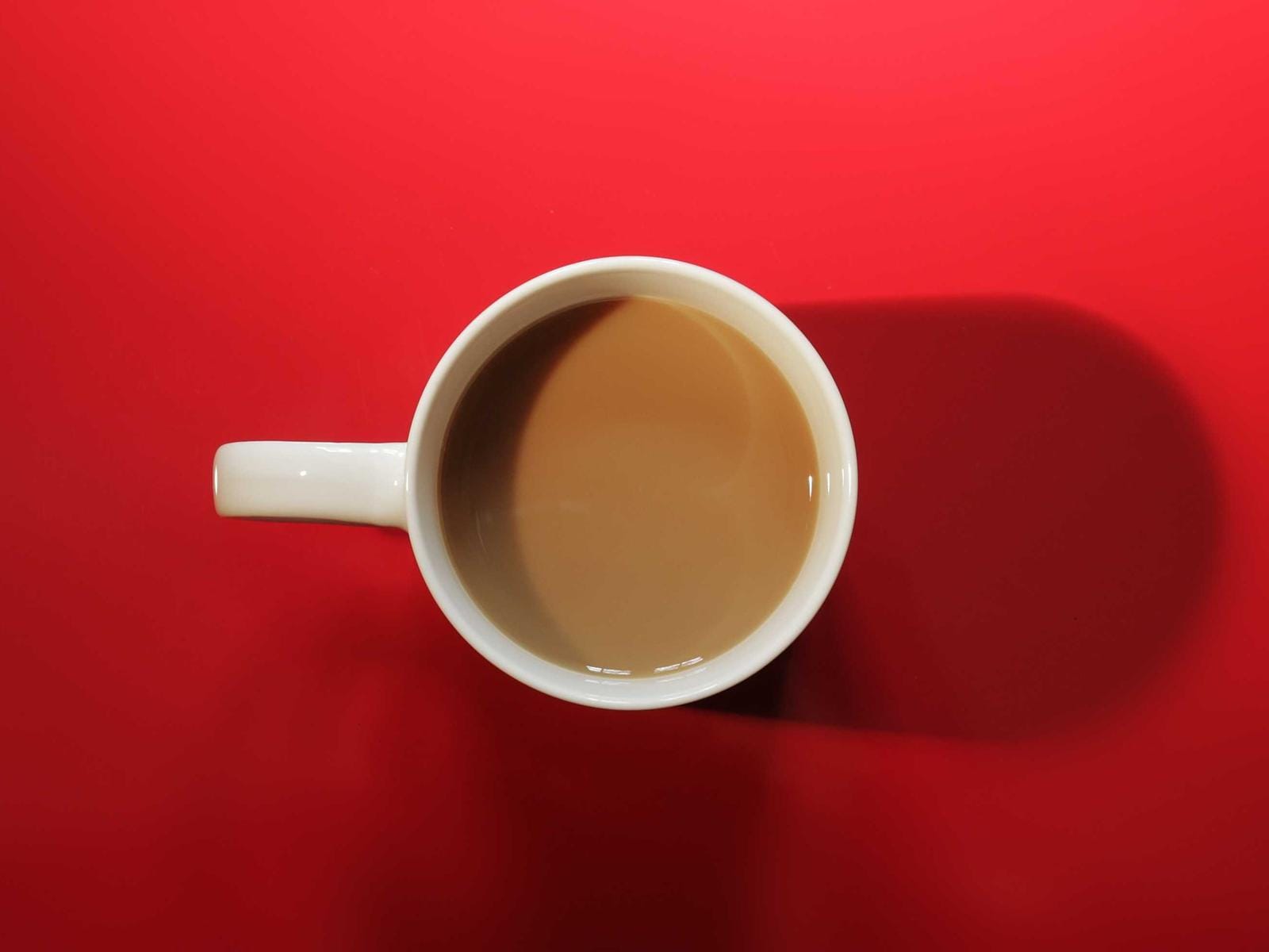 Still in warmem Rot auf der Tafel, Tasse und Schatten. Foto: Kees Stoop